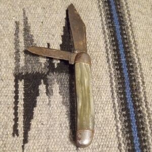 Classic Two-Blade Pocket Knife with Olive-Tone Handle